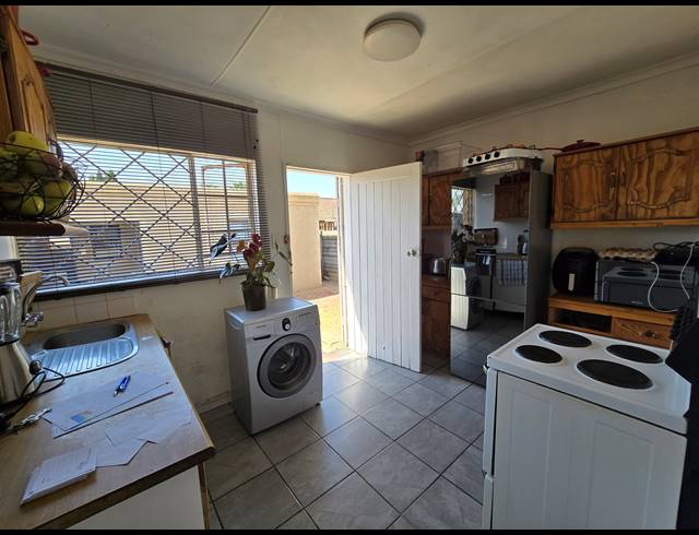 2 BEDROOM FREEHOLD FOR SALE IN MOFFAT VIEW